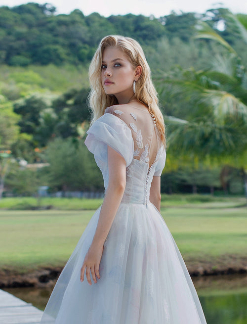 Vestido de novia con estampado floral y cuello ilusión con hombros descubiertos