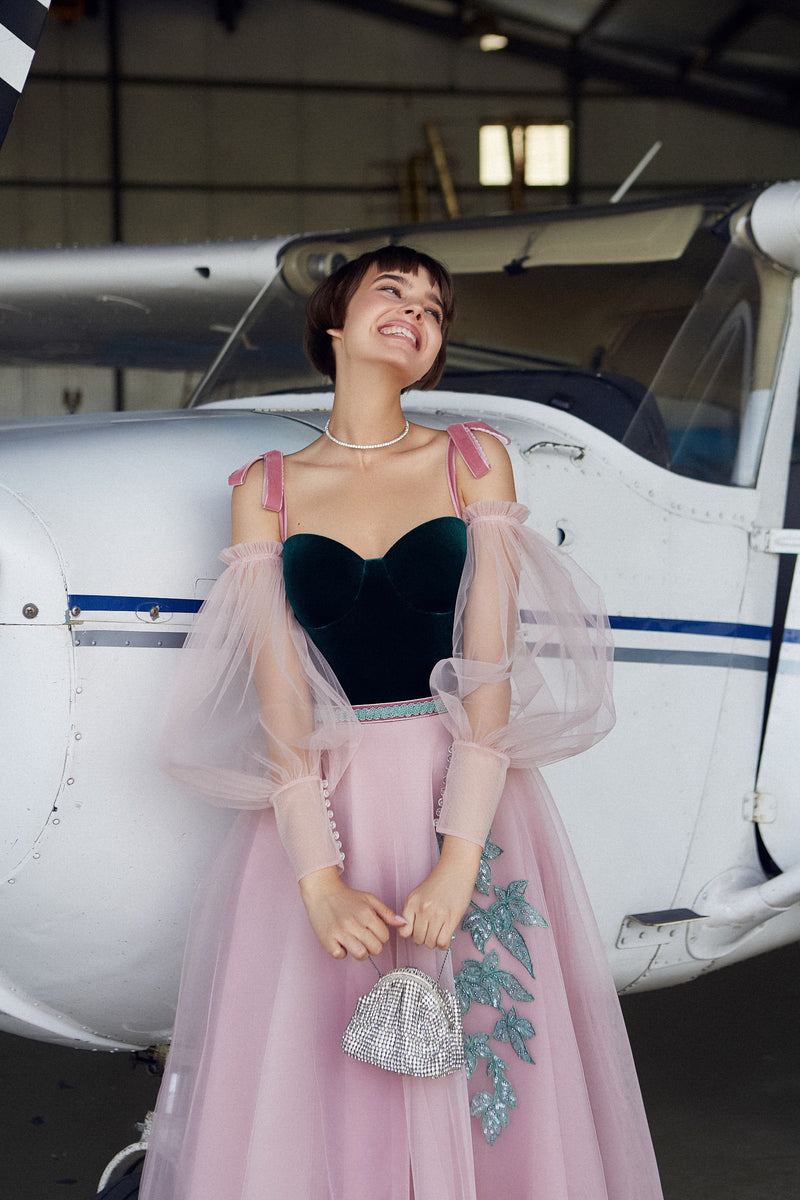 Vestido de terciopelo con escote corazón y mangas largas extraíbles