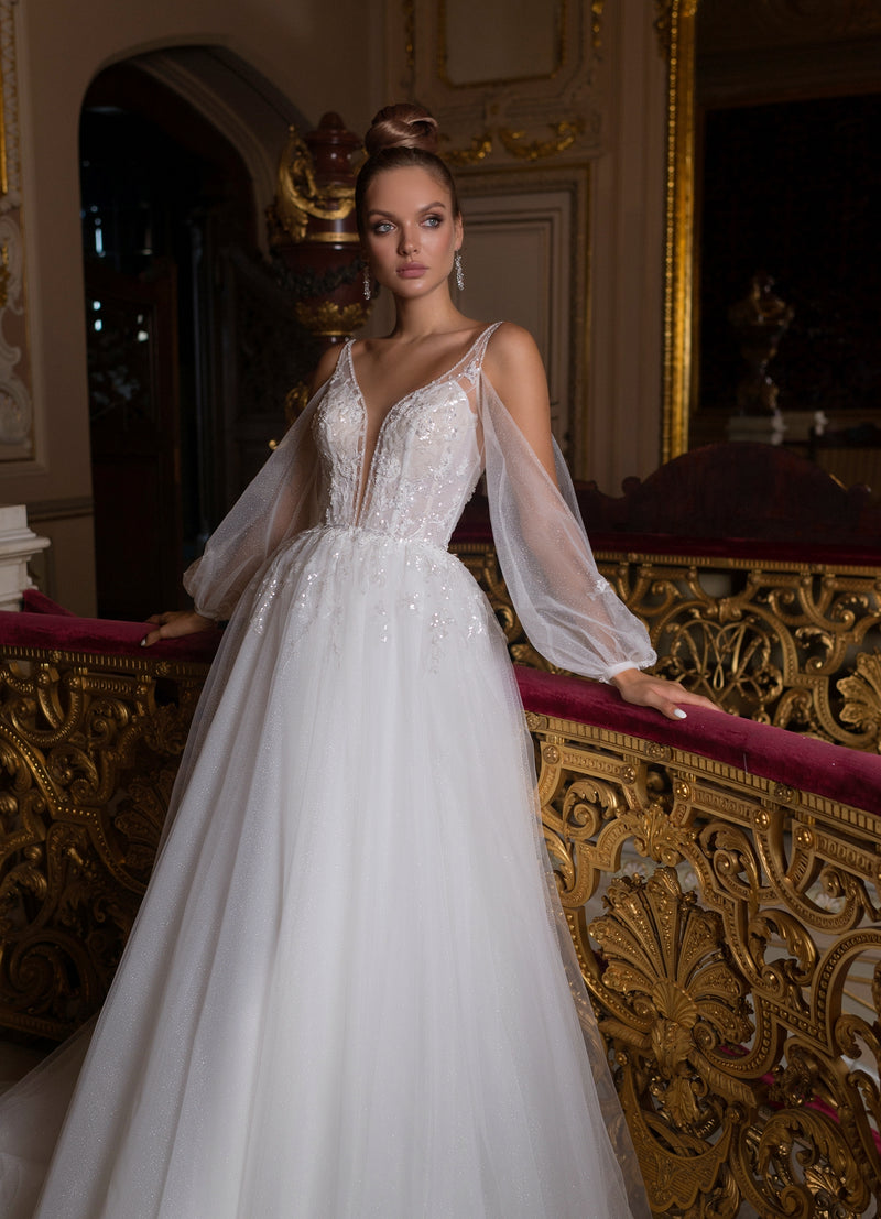 Robe de mariée trapèze transparente à manches longues et col en V