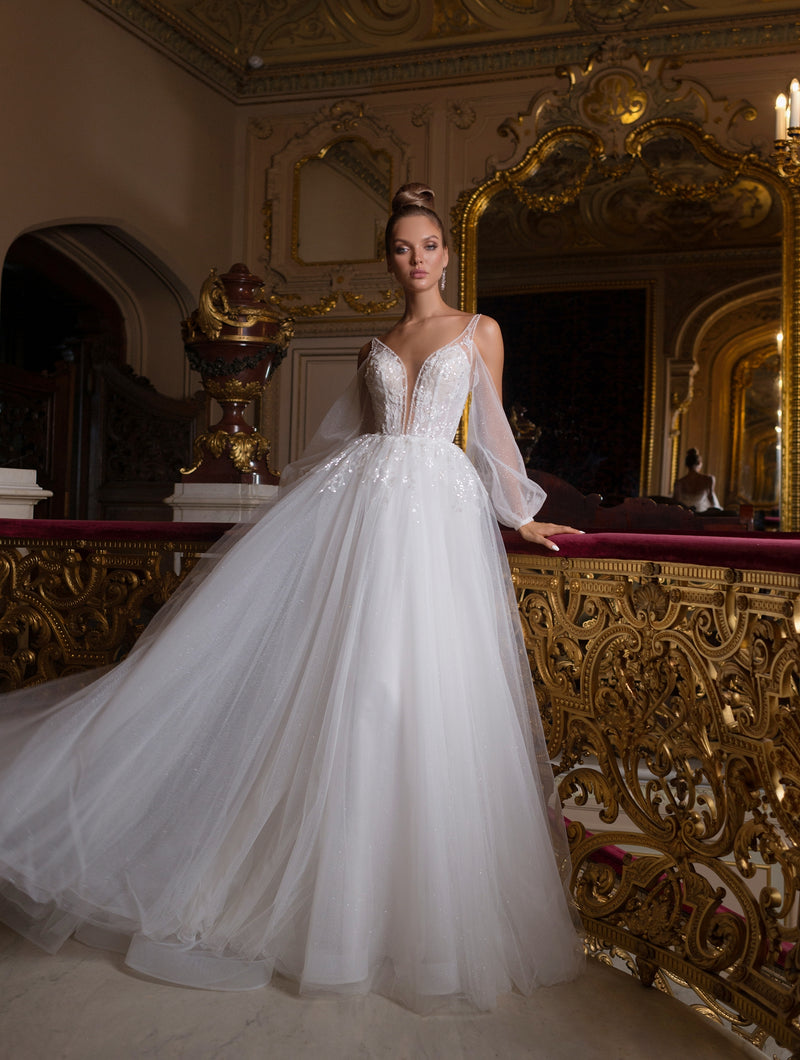 Robe de mariée trapèze transparente à manches longues et col en V