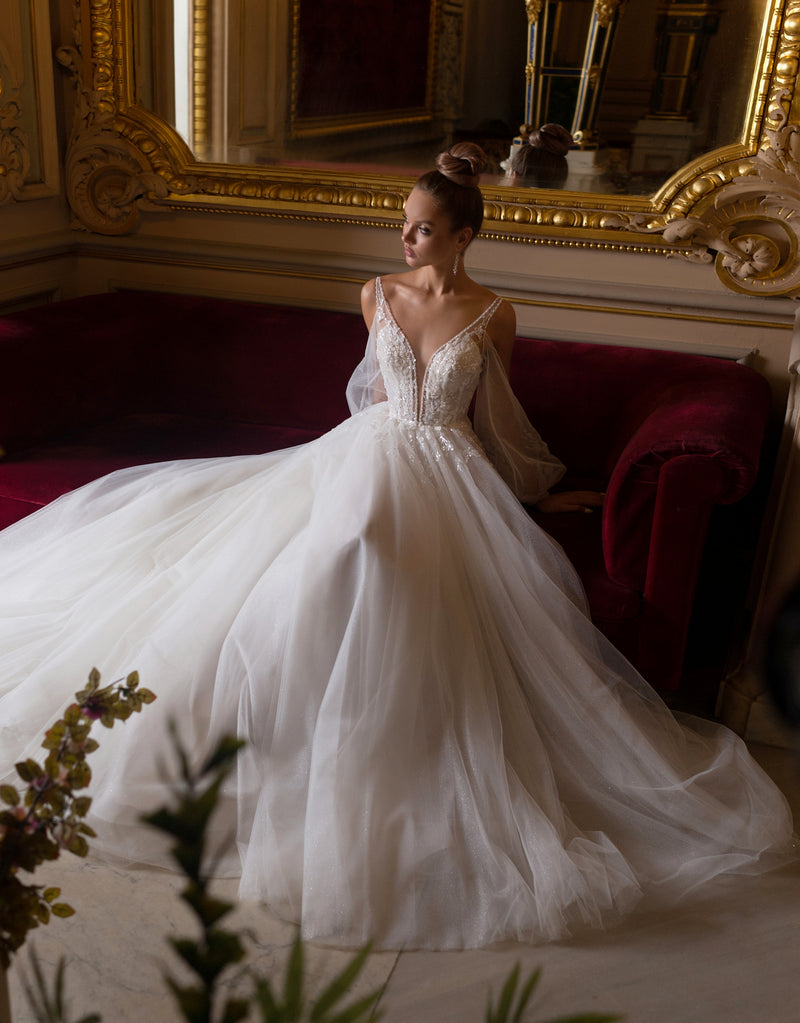 Vestido de novia de corte A de manga larga transparente con cuello en V