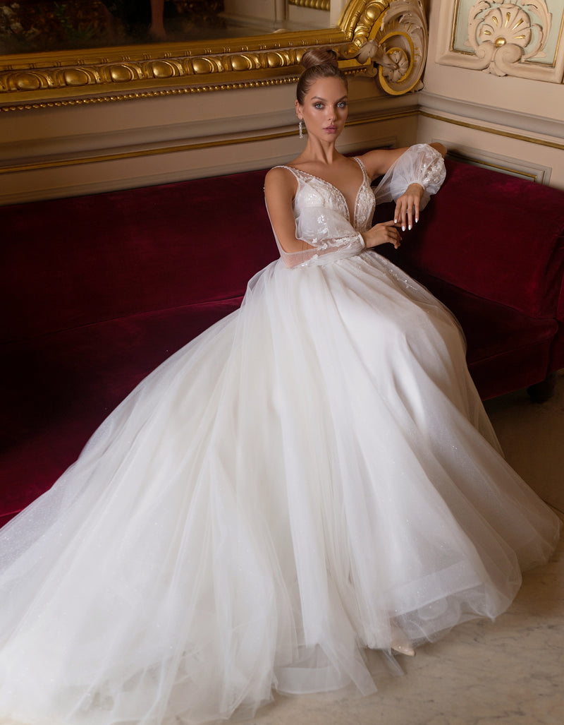 Vestido de novia de corte A de manga larga transparente con cuello en V