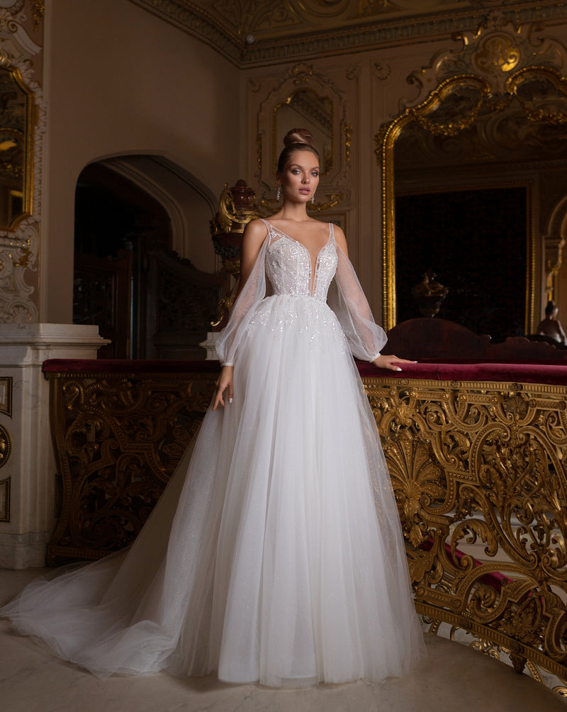 Robe de mariée trapèze transparente à manches longues et col en V