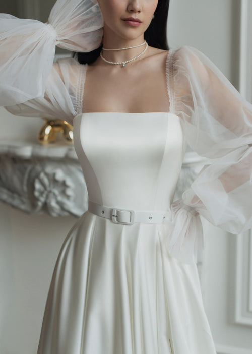 Vestido de noiva simples evasê com mangas compridas