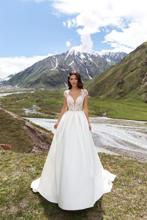 Vestido de novia de mikado corte A con mangas tipo capa