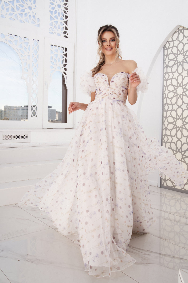 Robe longue en organza fleurie à épaules dénudées