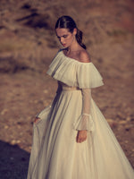 Vestido de novia de corte sirena con escote asimétrico