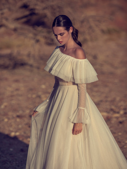 Robe de mariée robe de bal avec décolleté asymétrique