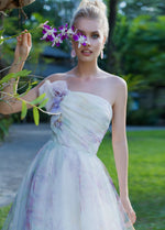 Vestido de novia de orquídeas con estampado floral sin tirantes