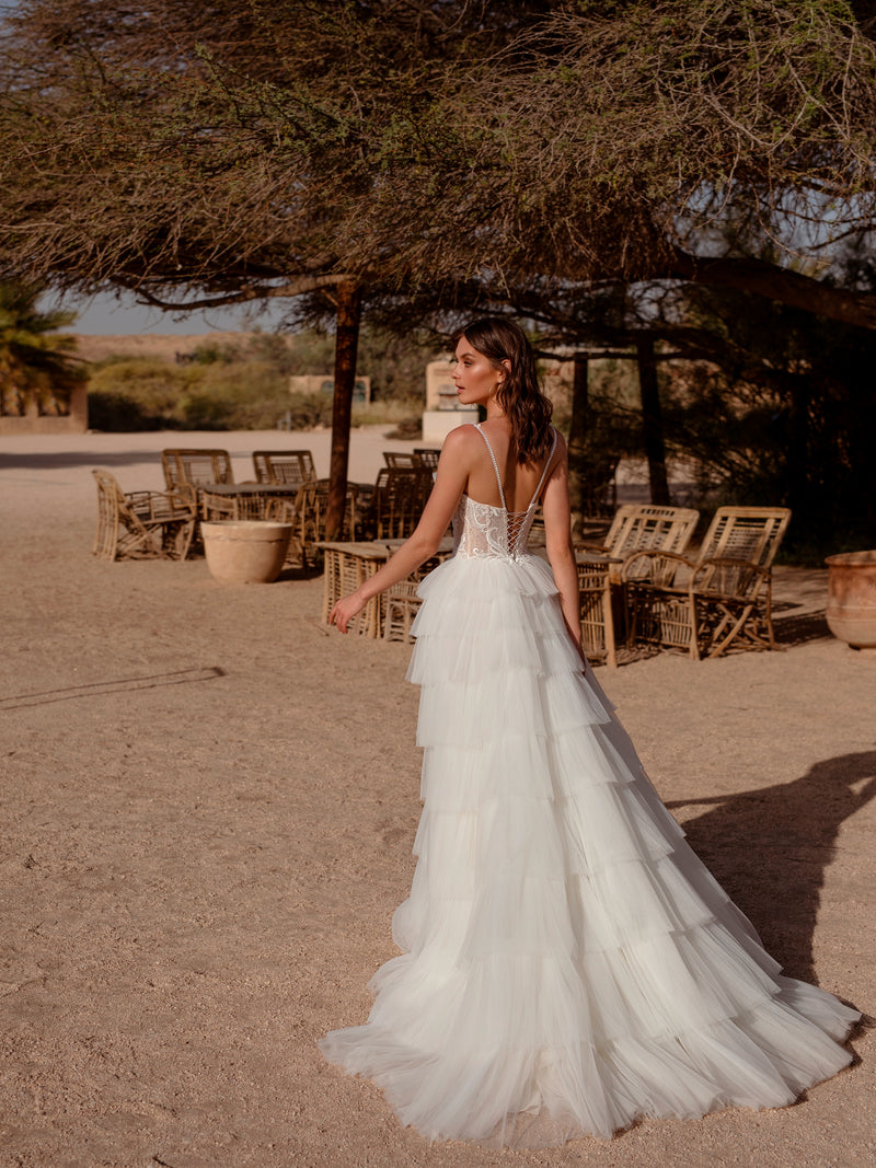 Vestido de novia con escote corazón y falda escalonada