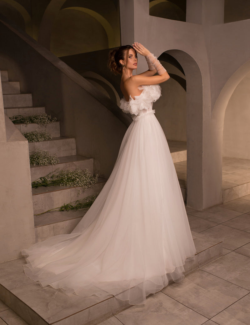 Vestido de novia evasé sin tirantes juguetón