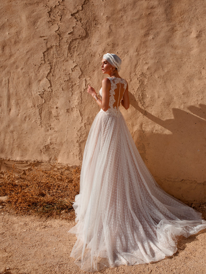 Vestido de novia sin mangas con cuello en V