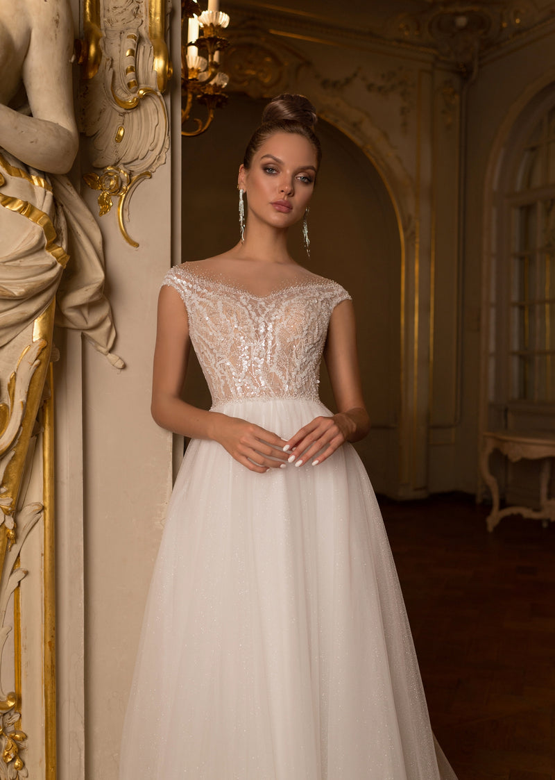 Robe de mariée trapèze sans manches à col illusion