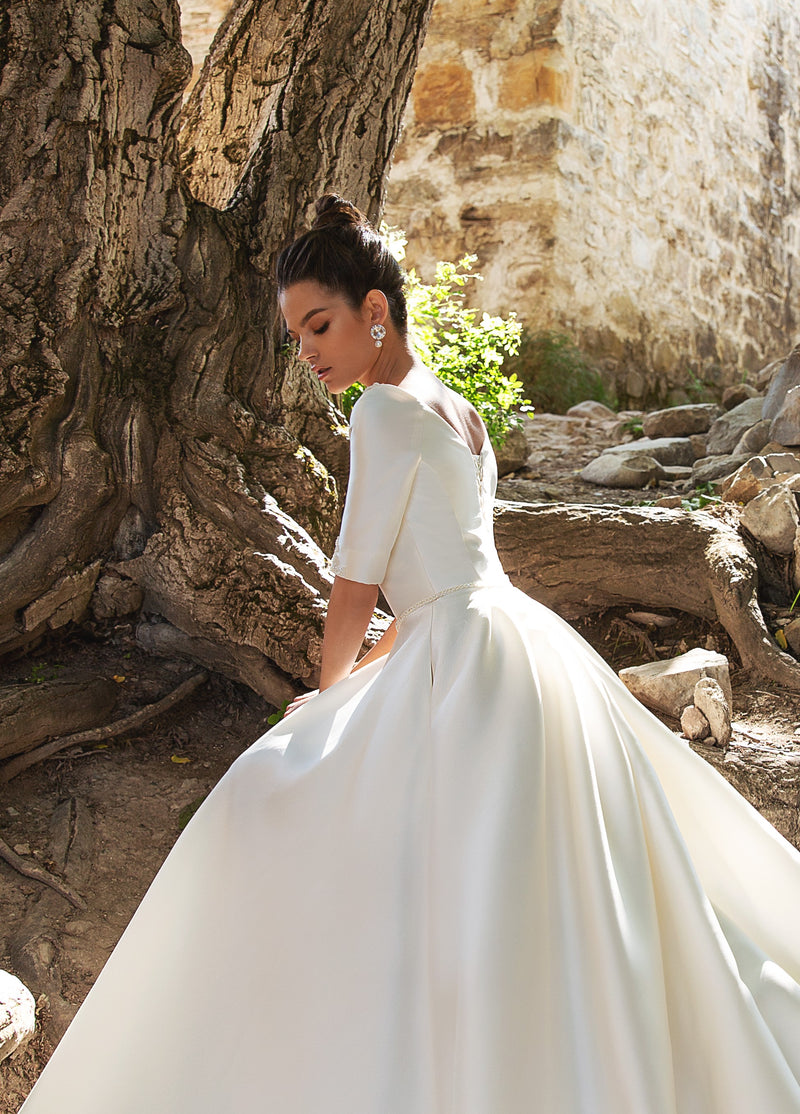 Elegante vestido de novia minimalista de corte A en mikado