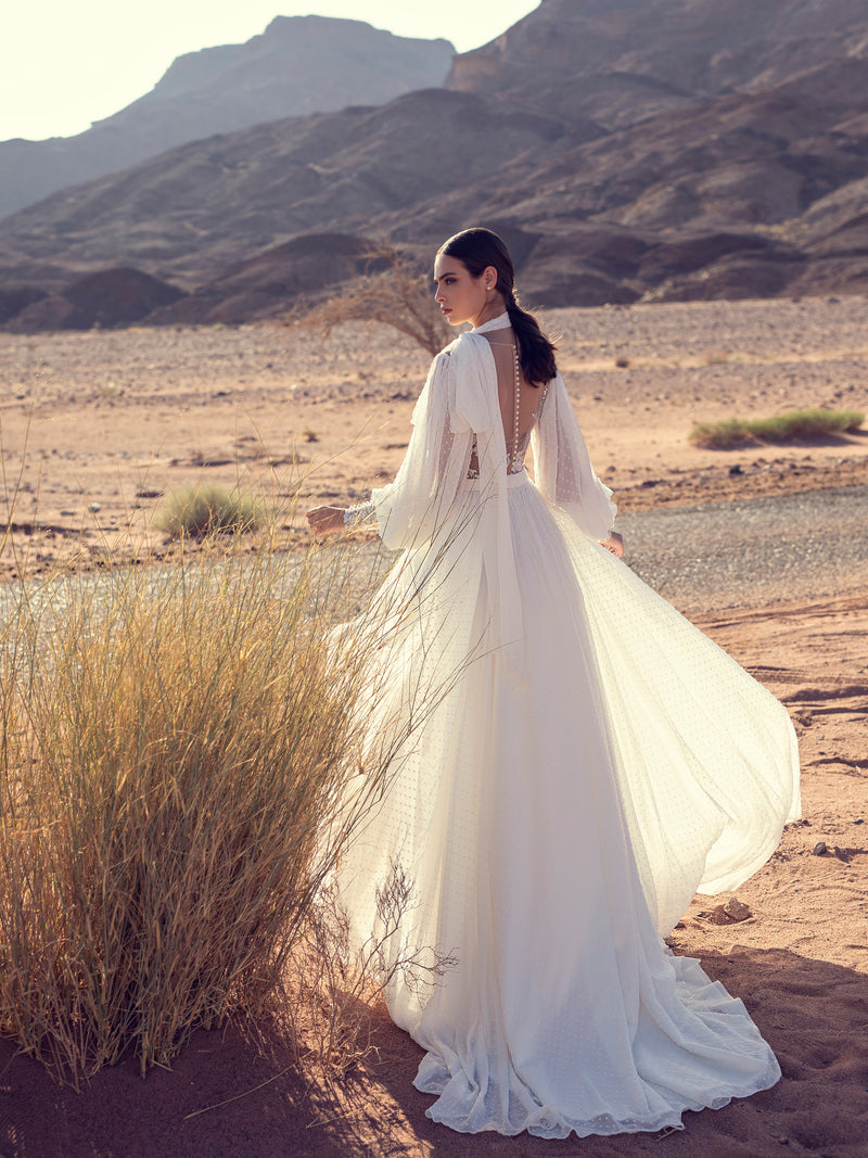 Vestido de novia de manga larga con lunares