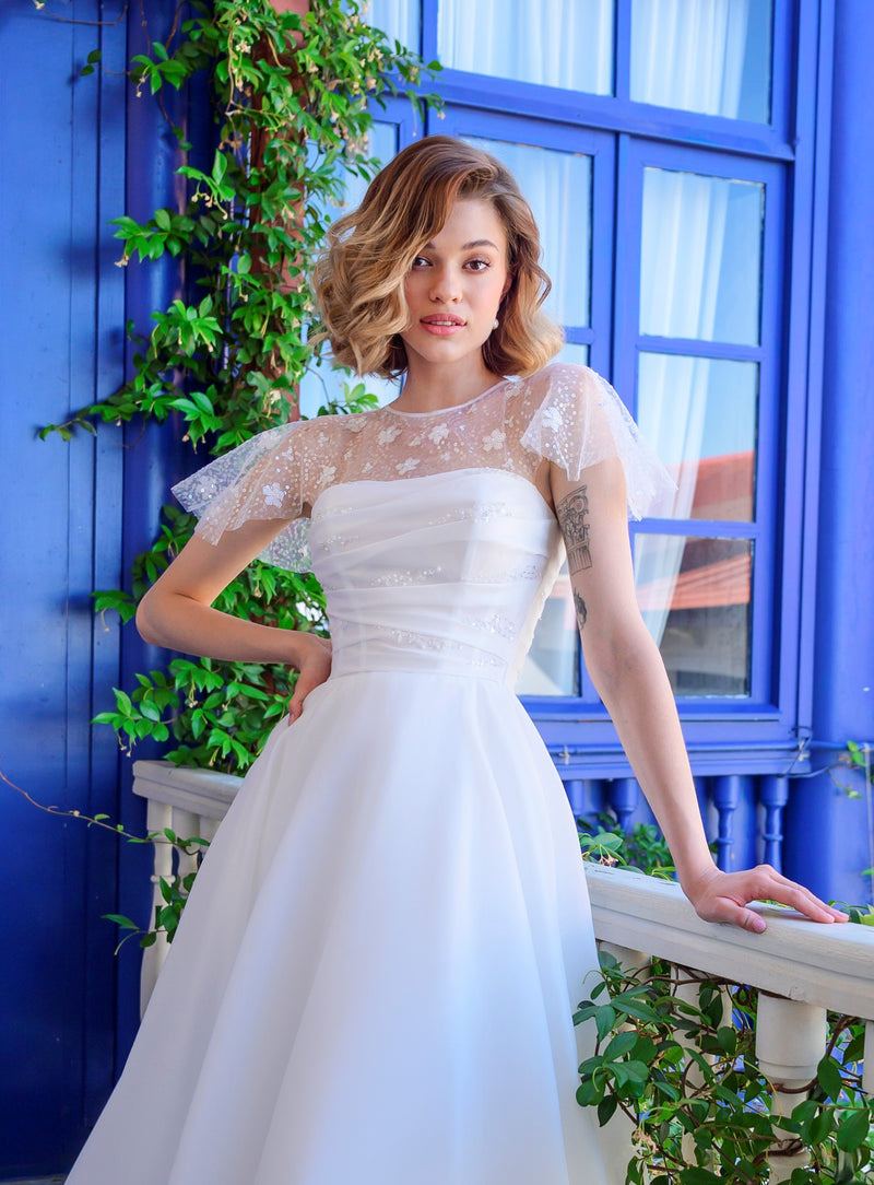 Vestido de novia corte A con cuello ilusión