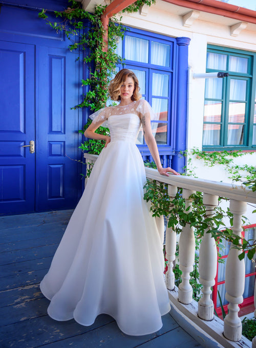 Vestido de novia corte A con cuello ilusión