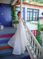 Vestido de noiva evasê com decote ilusão