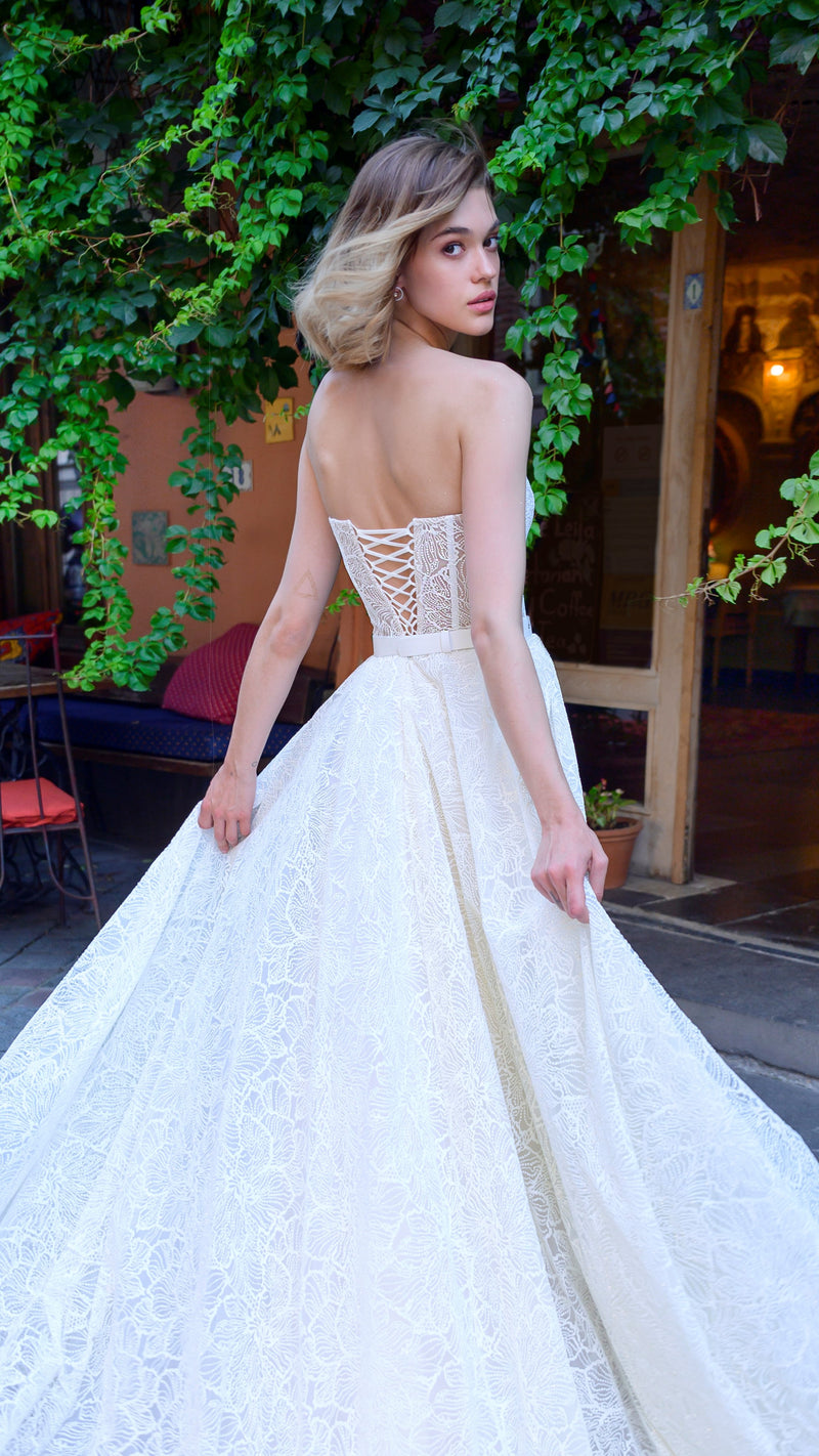 Robe de mariée en dentelle sans bretelles