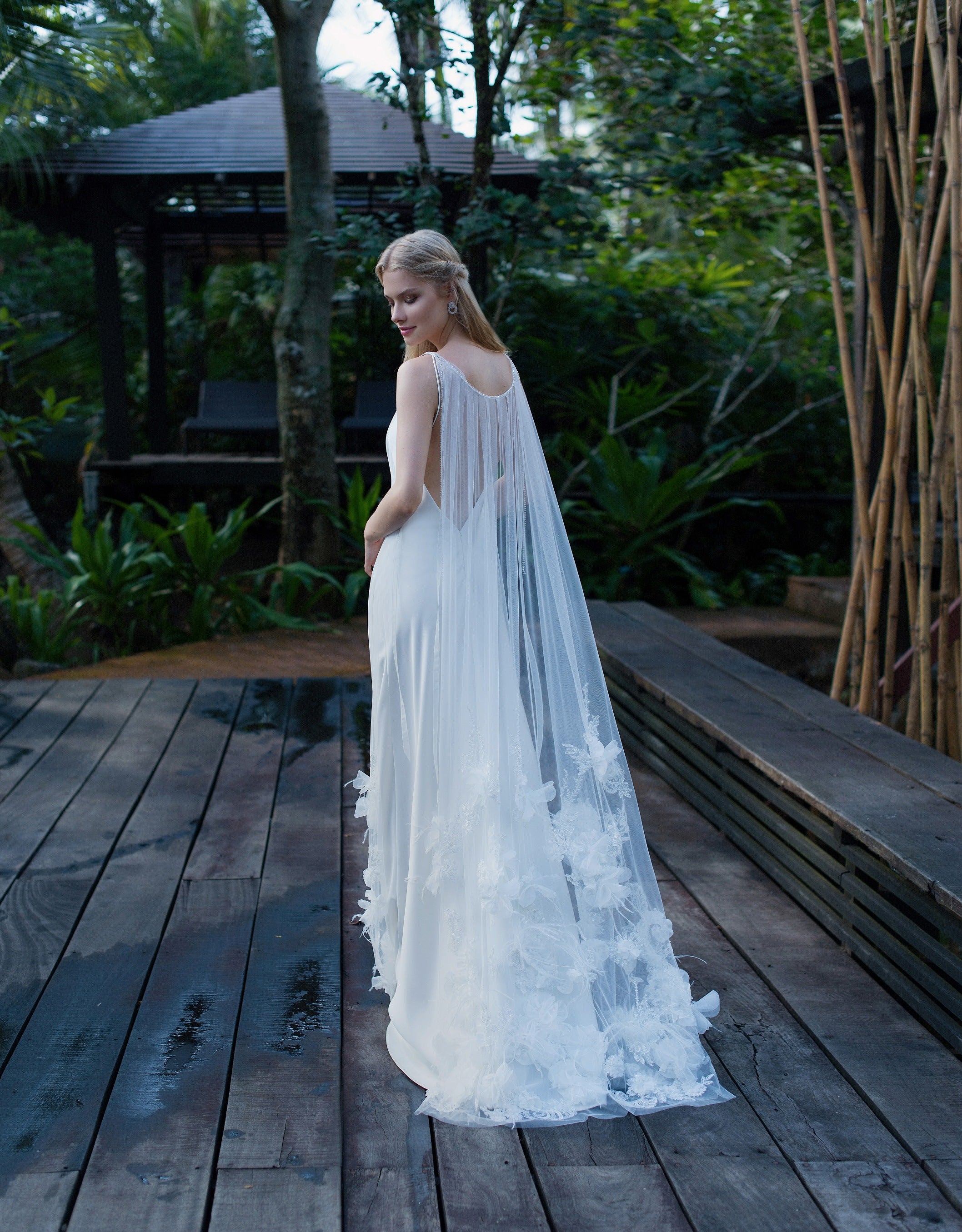 Strapless Wedding Dress with Tulle Cape EU42 / Milk