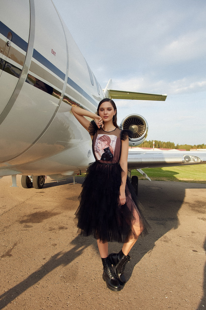 Elegante vestido de fiesta negro con mangas cortas y mangas casquillo