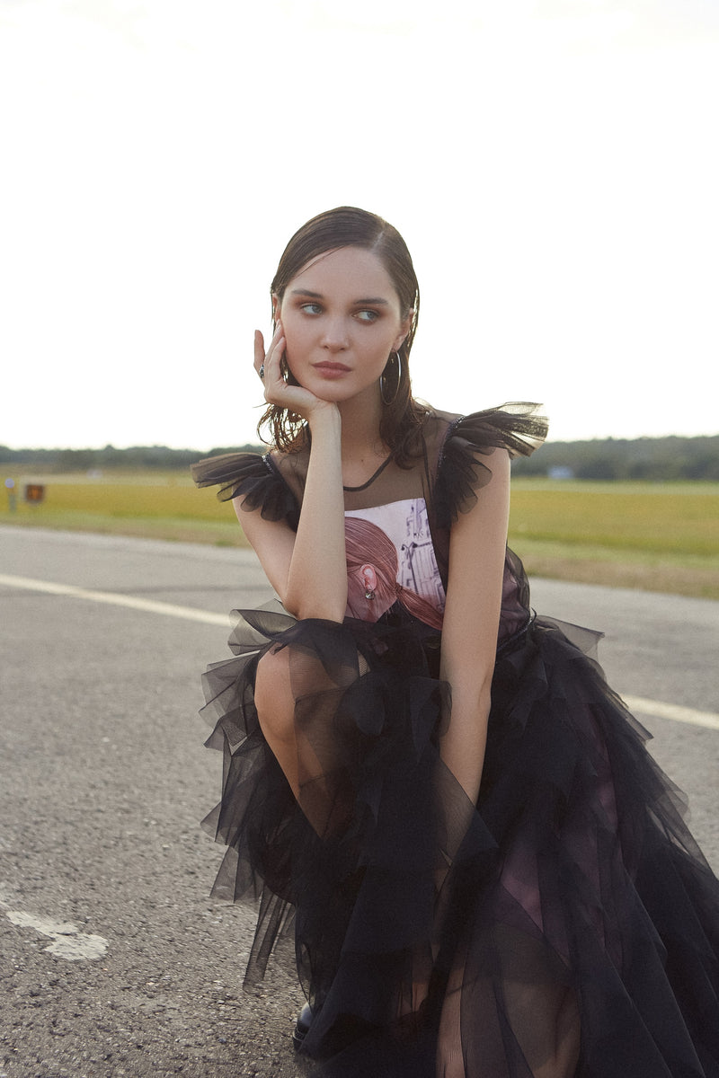 Elegante vestido de fiesta negro con mangas cortas y mangas casquillo