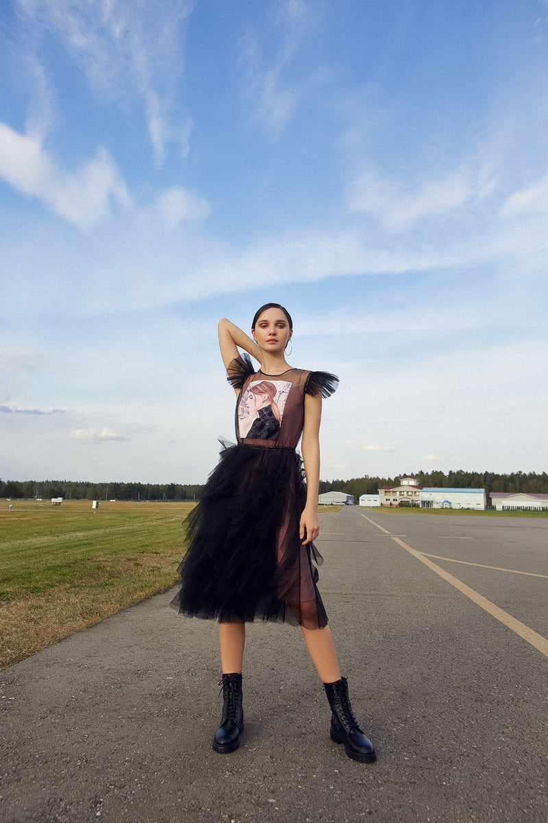 Elegante vestido de fiesta negro con mangas cortas y mangas casquillo