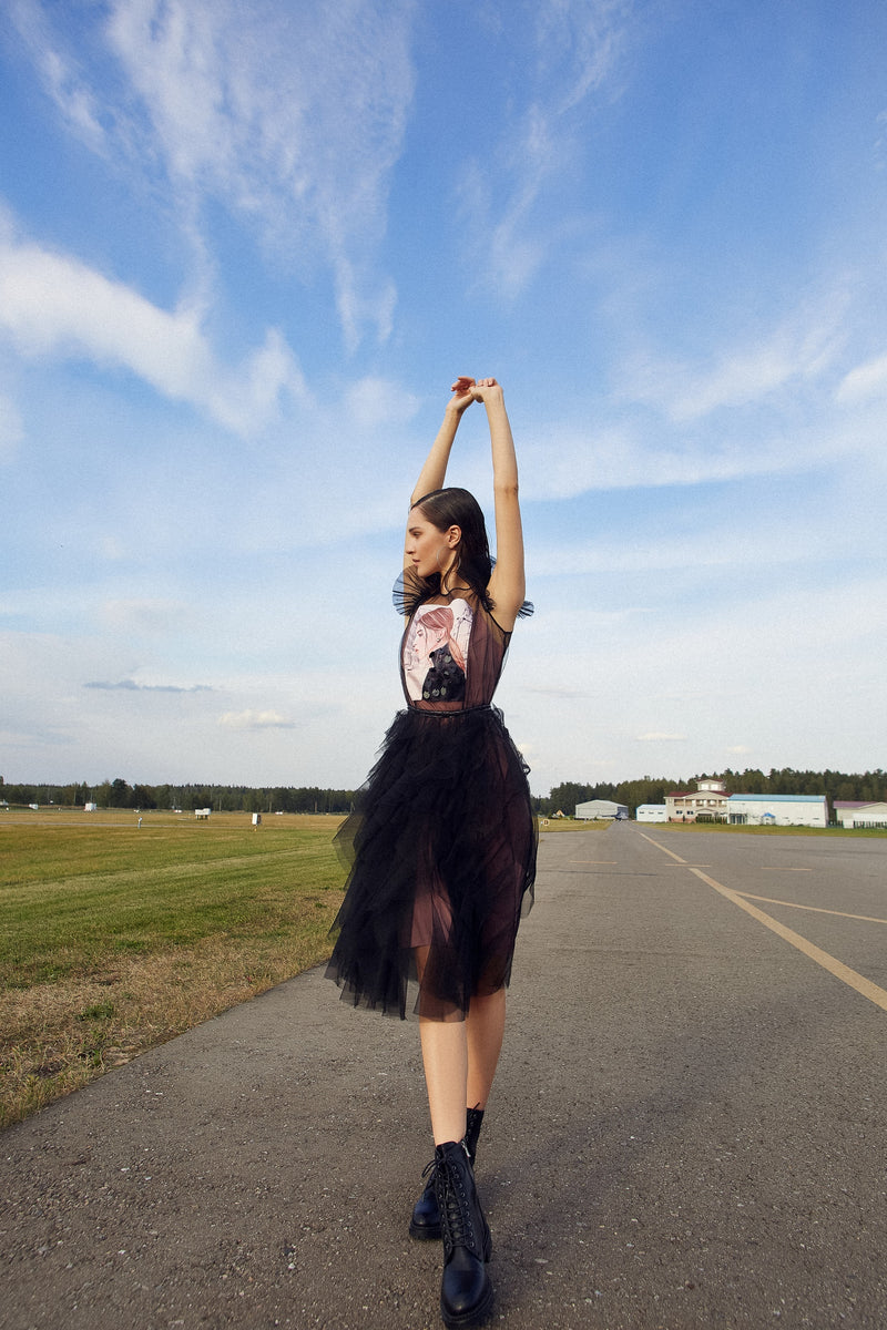 Elegante vestido de fiesta negro con mangas cortas y mangas casquillo