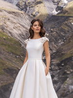 Robe de mariée mikado élégante et minimaliste à manches cape