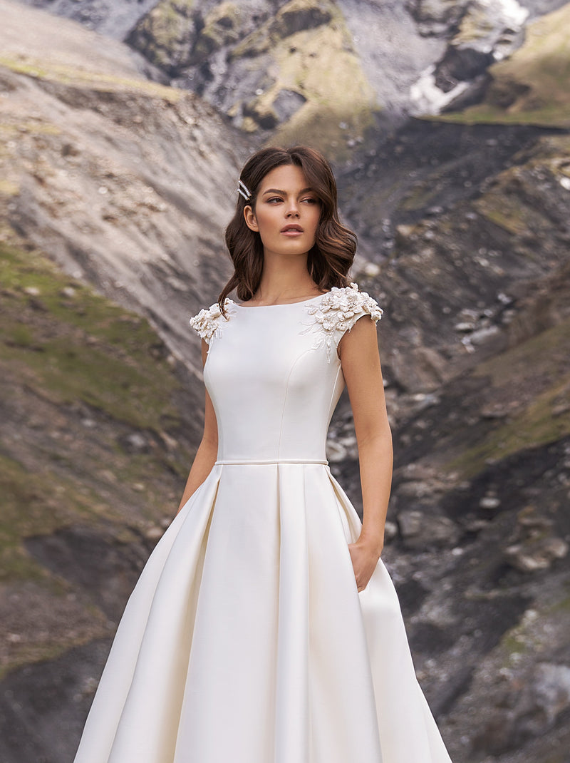 Elegant Minimalist Cape Sleeves Mikado Wedding Dress EU46 / Off-White Elegant Minimalist Cape Sleeves Mikado Wedding Dress EU46 / Off-White