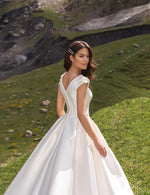 Elegante vestido de novia minimalista en mikado con mangas tipo capa