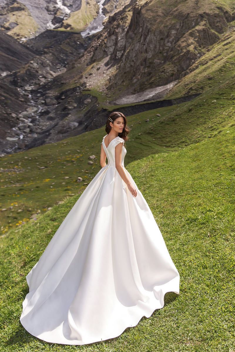 Robe de mariée mikado élégante et minimaliste à manches cape