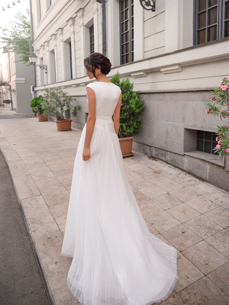 Robe de mariee elegante en satin sans manches