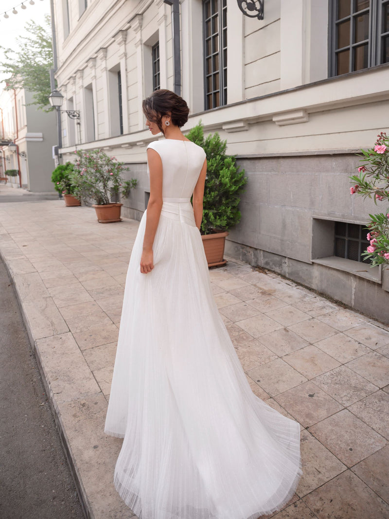 Elegante vestido de noiva de cetim sem mangas