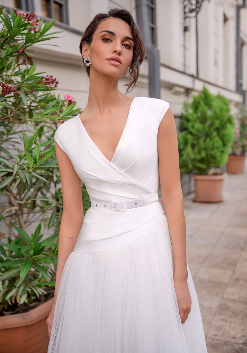 Elegant Sleeveless Satin Wedding Dress EU32 / Off-White (As seen in the photo)
