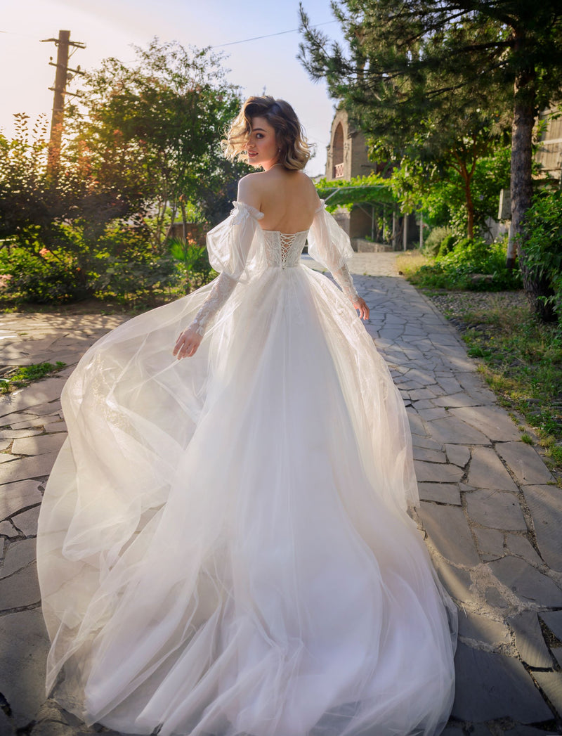 Vestido de novia sin tirantes con mangas desmontables