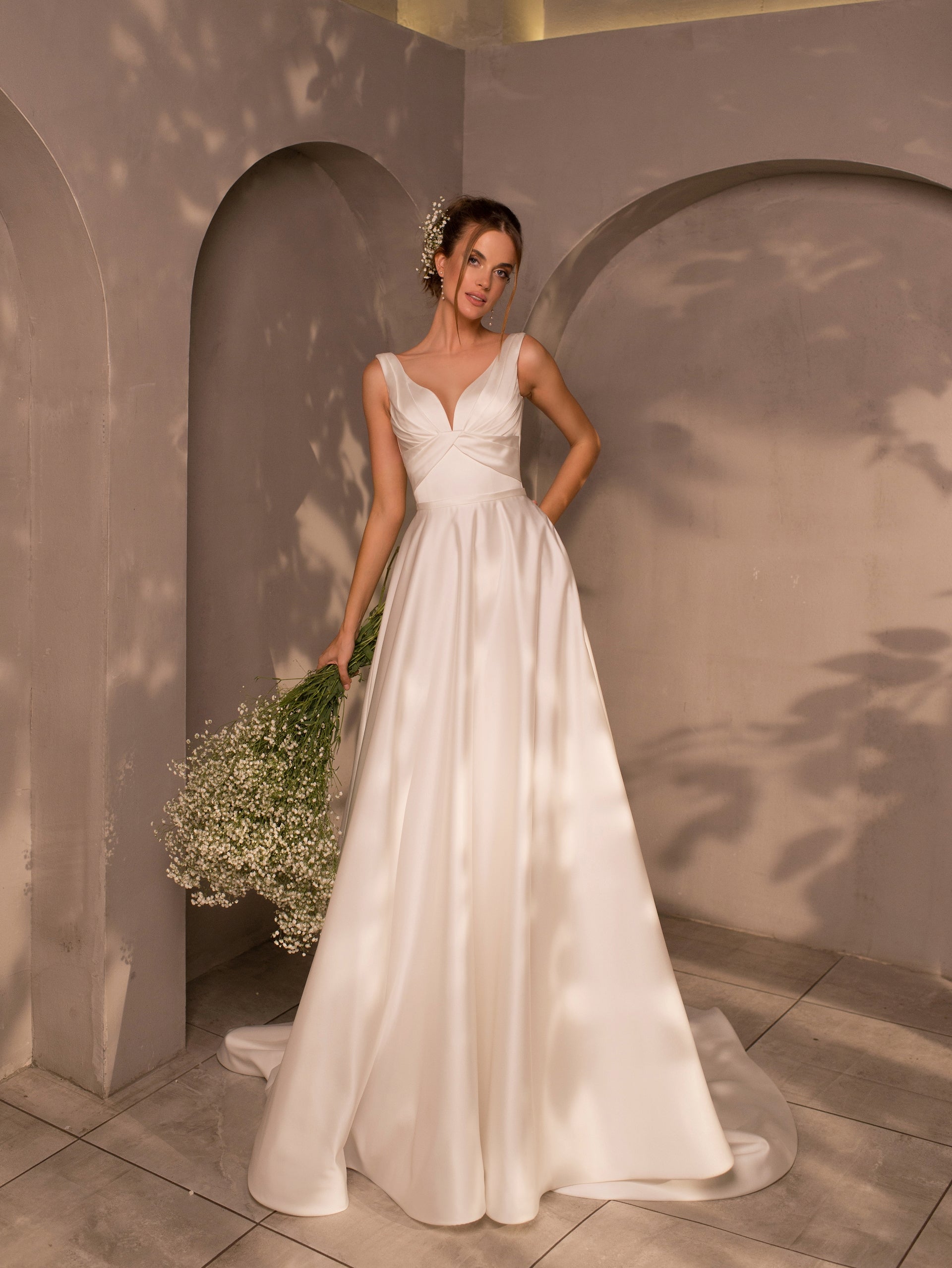 Petite Minimalist A-Line Wedding Dress EU42 Petite Minimalist A-Line Wedding Dress EU42