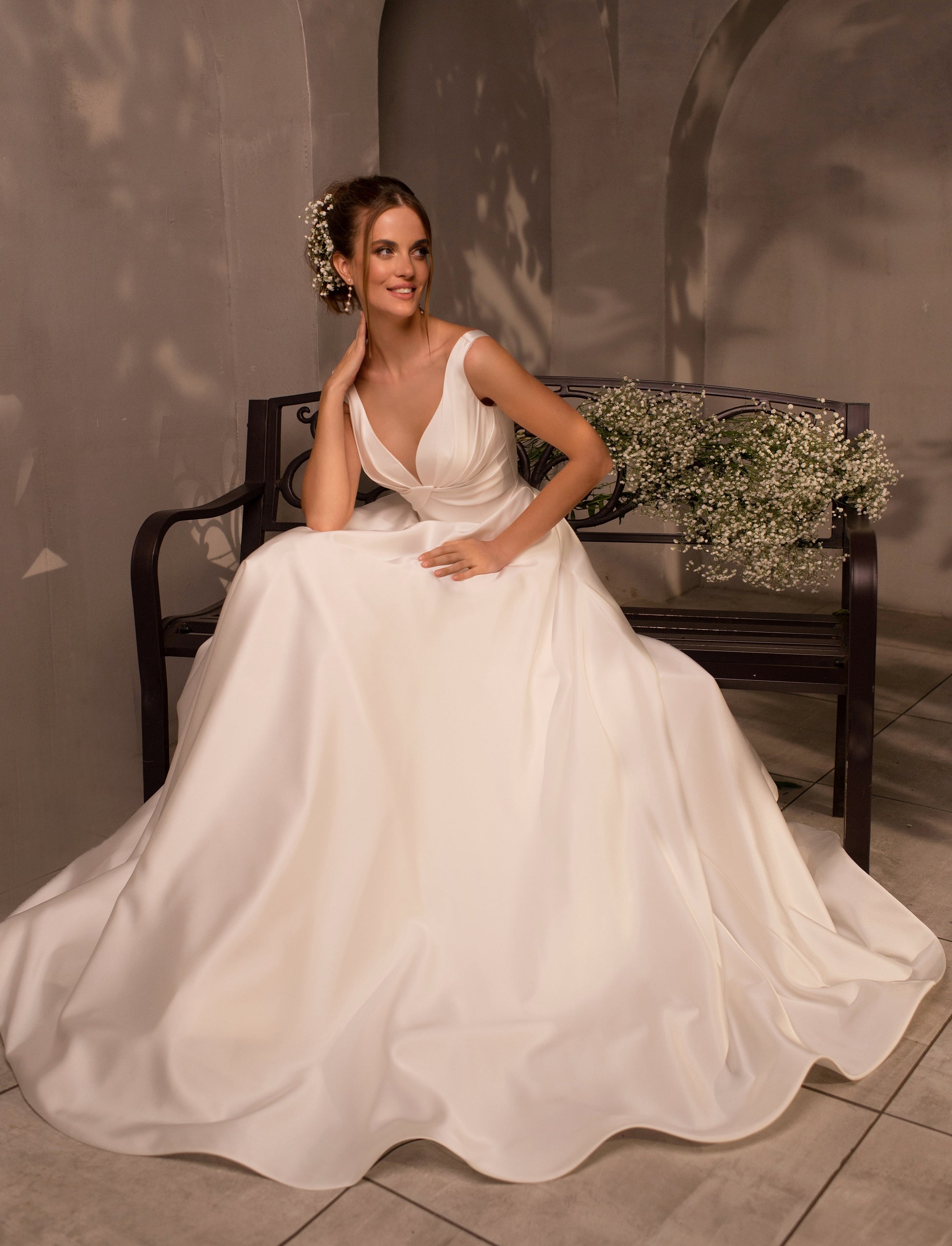 Petite Minimalist A-Line Wedding Dress EU42 Petite Minimalist A-Line Wedding Dress EU42