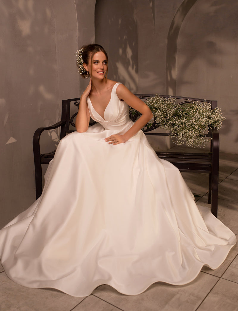 Petite Minimalist A-Line Wedding Dress EU42 Petite Minimalist A-Line Wedding Dress EU42
