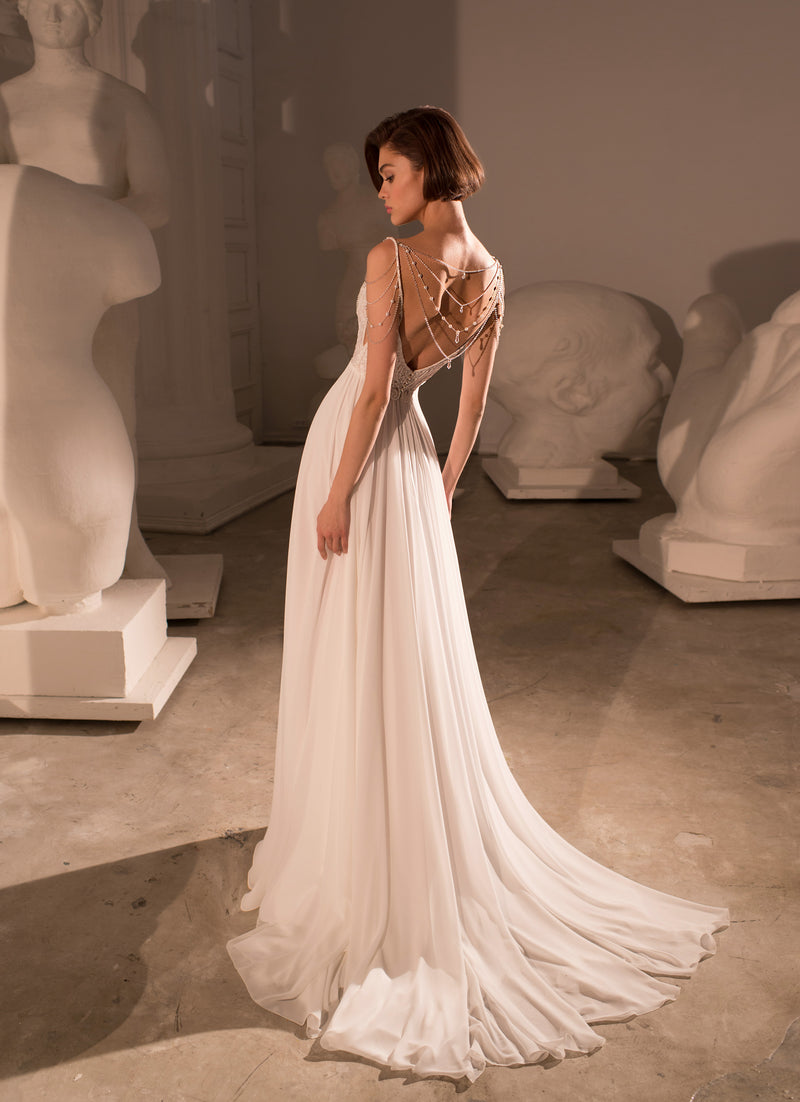 Vestido de noiva aberto nas costas com drapeado de pérolas