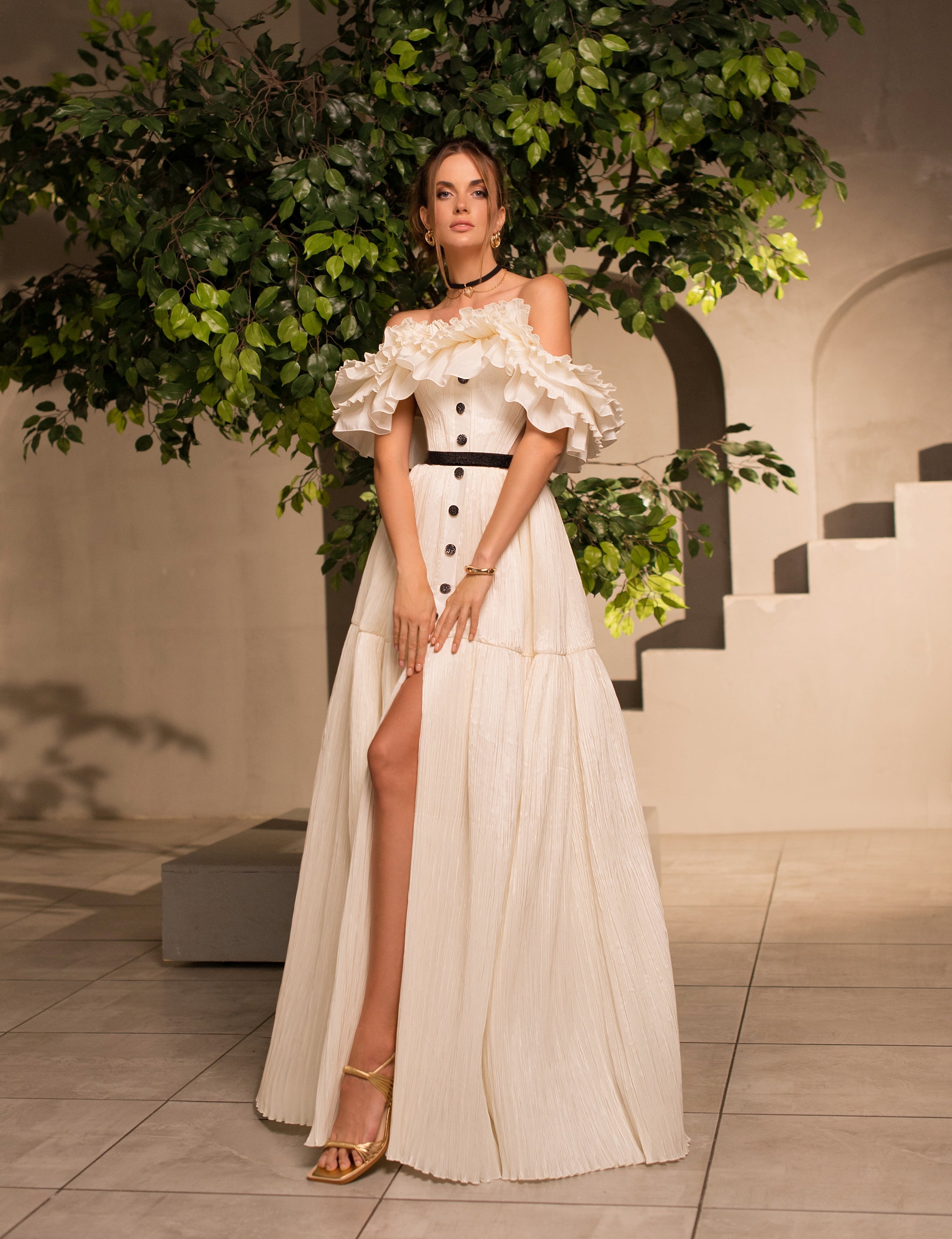 Exquisite Off-Shoulder White Dress with a Unique Collar EU42 Exquisite Off-Shoulder White Dress with a Unique Collar EU42