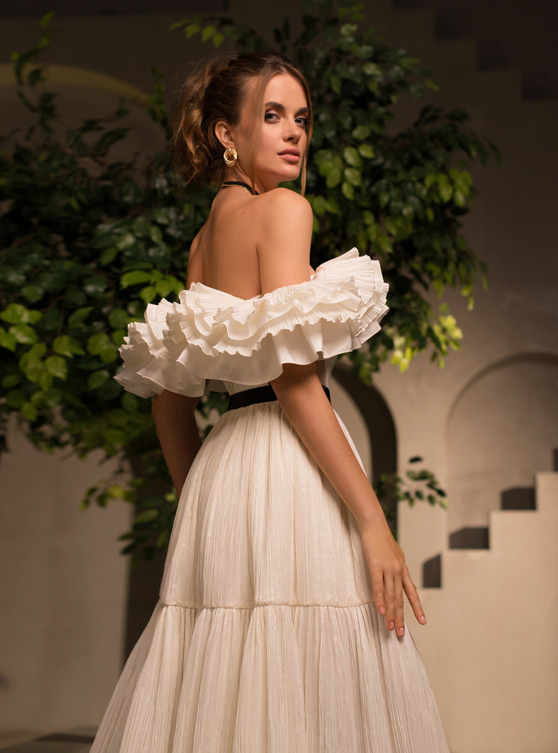 Exquisite Off-Shoulder White Dress with a Unique Collar