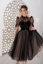 Vestido midi de lunares negros de manga corta