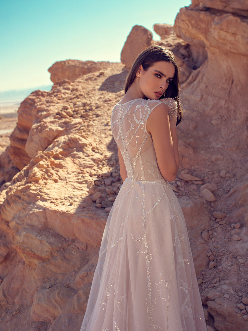 Vestido de novia con purpurina sin mangas y cuello alto