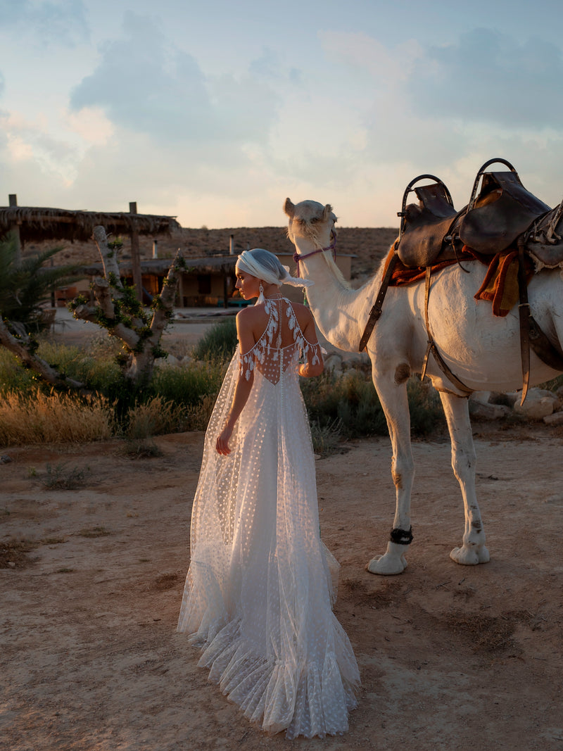 Vestido de novia 2 en 1 de satén con cuello alto y gorro de tul