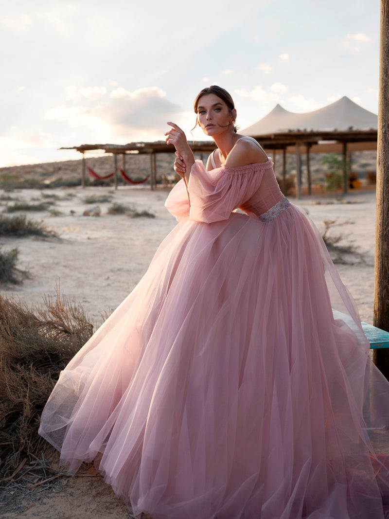 Vestido empolvado con escote corazón y hombros descubiertos