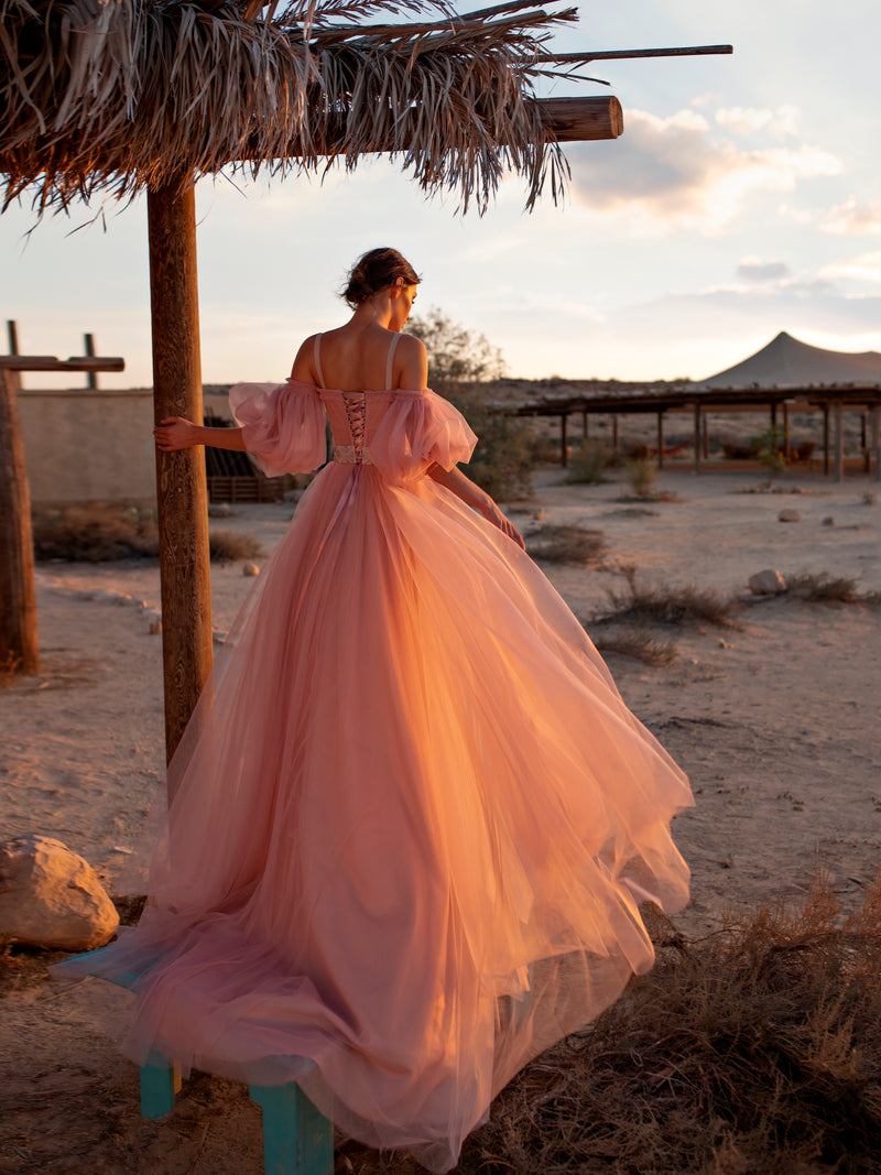 Vestido empolvado con escote corazón y hombros descubiertos