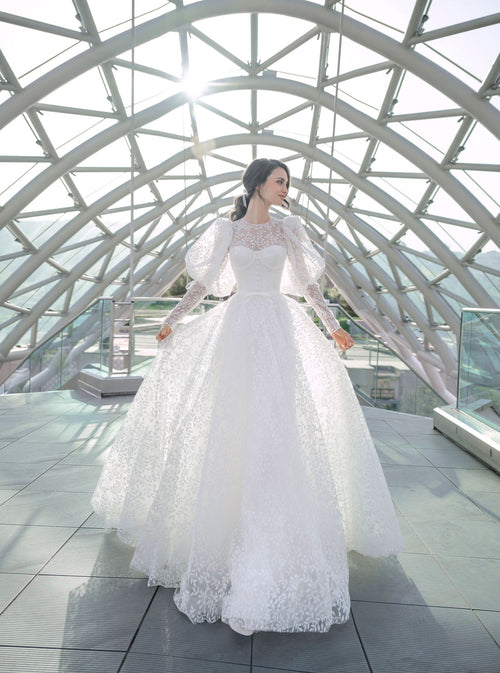 Robe de mariée en dentelle à manches longues bouffantes 