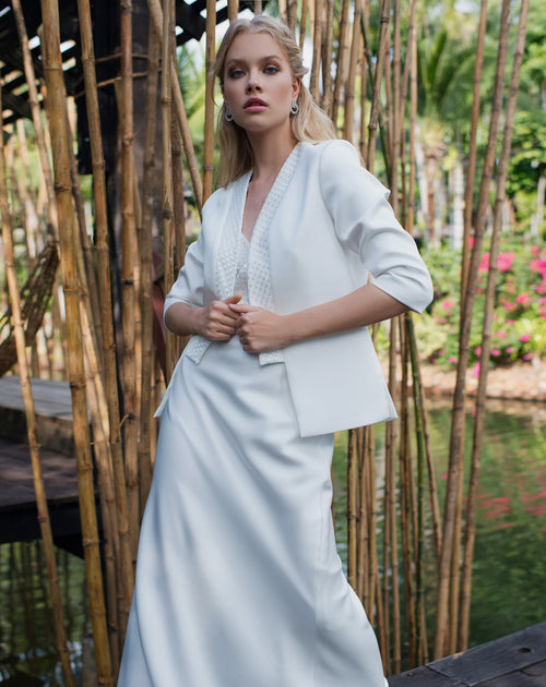 Lindo vestido de noiva sereia com jaqueta branca